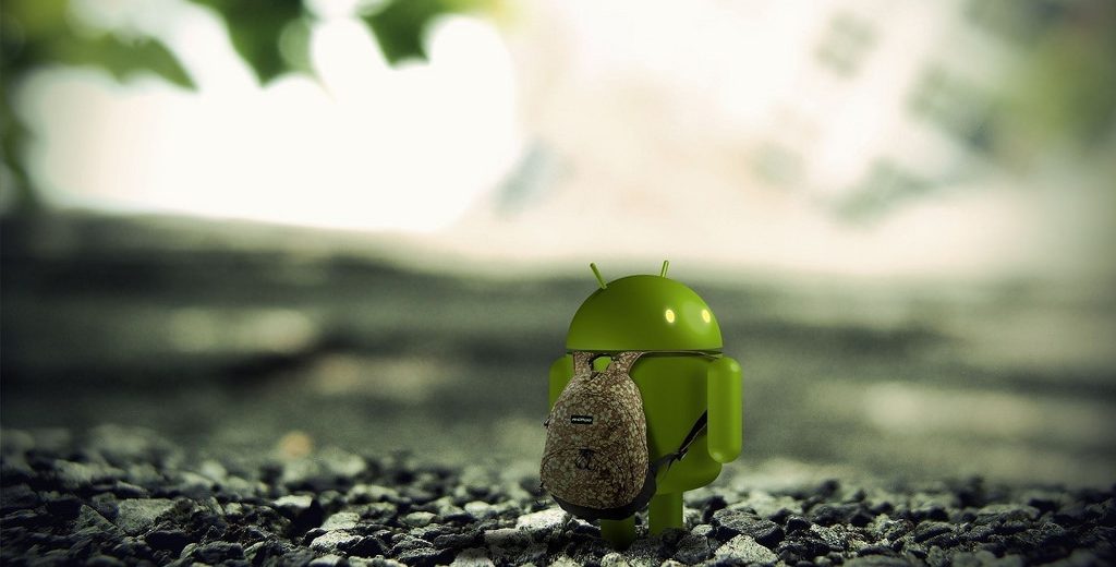 Personnage Android avec un sac à dos