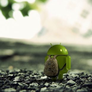 Personnage Android avec un sac à dos